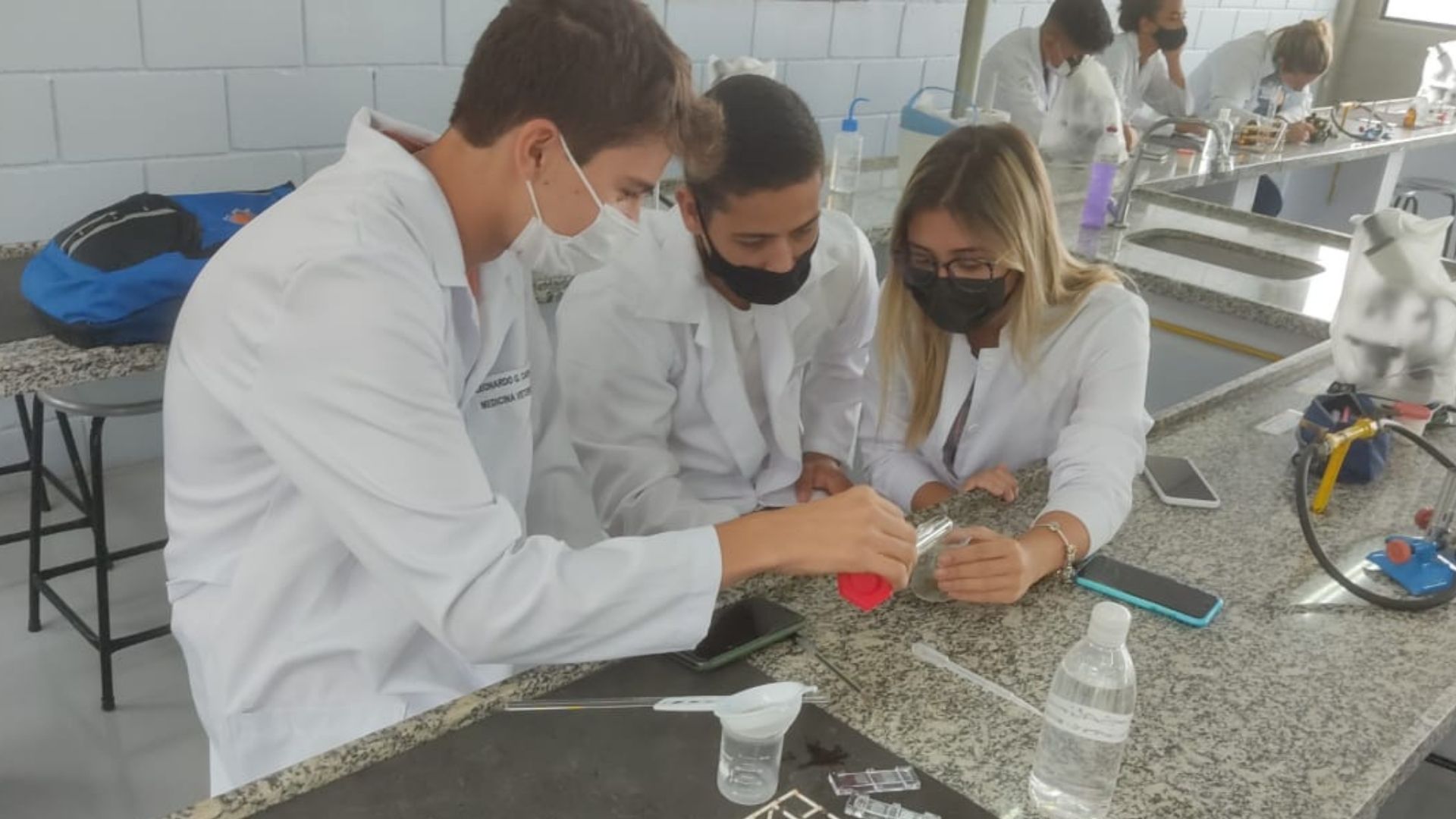 A imagem mostra os alunos de Medicina Veterinária do Grupo UniEduK realizando a técnica de McMaster.