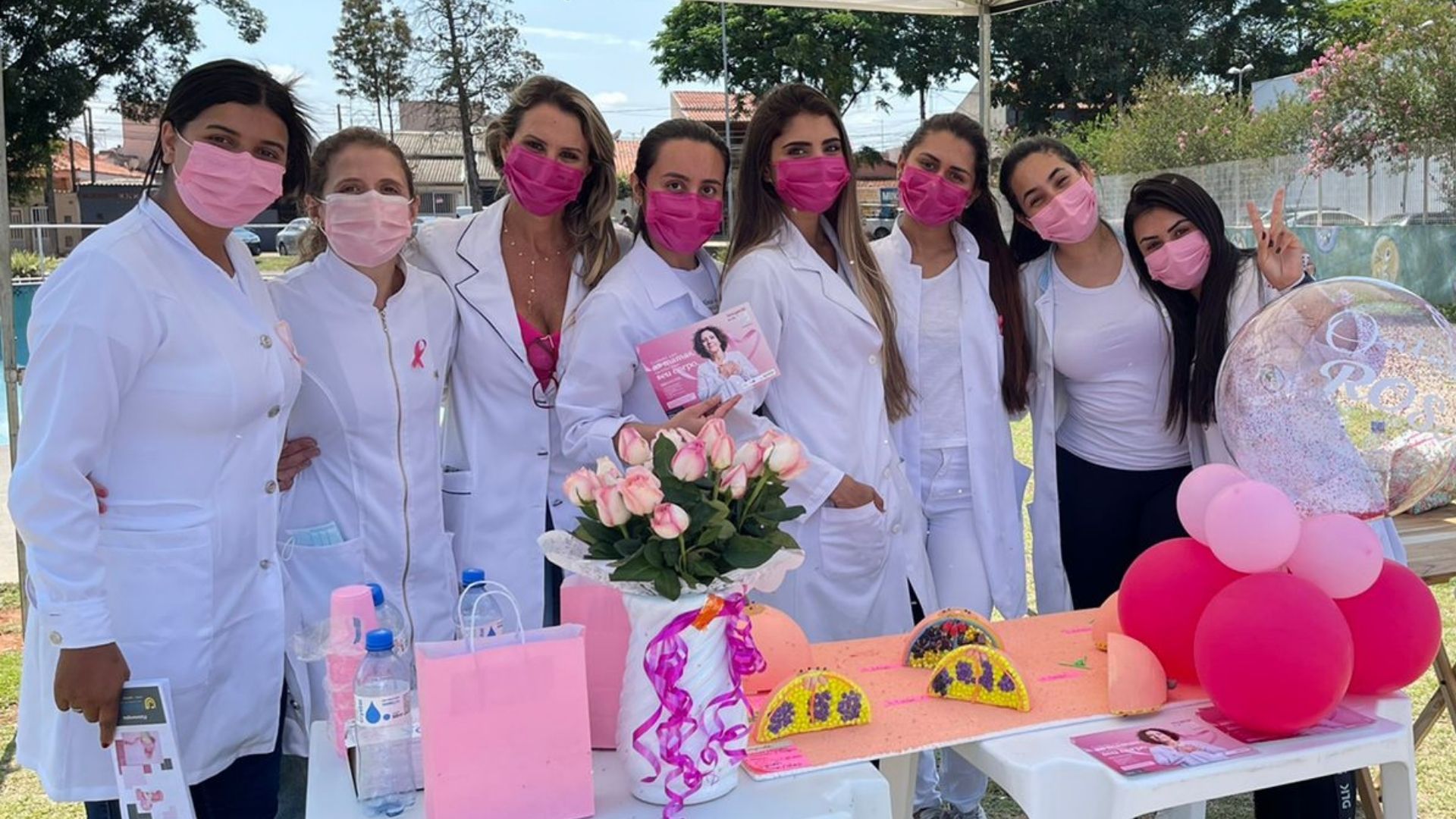 A imagem mostra os alunos e docentes do curso de Fisioterapia do Grupo UniEduK durante ações de conscientização de saúde da mulher.