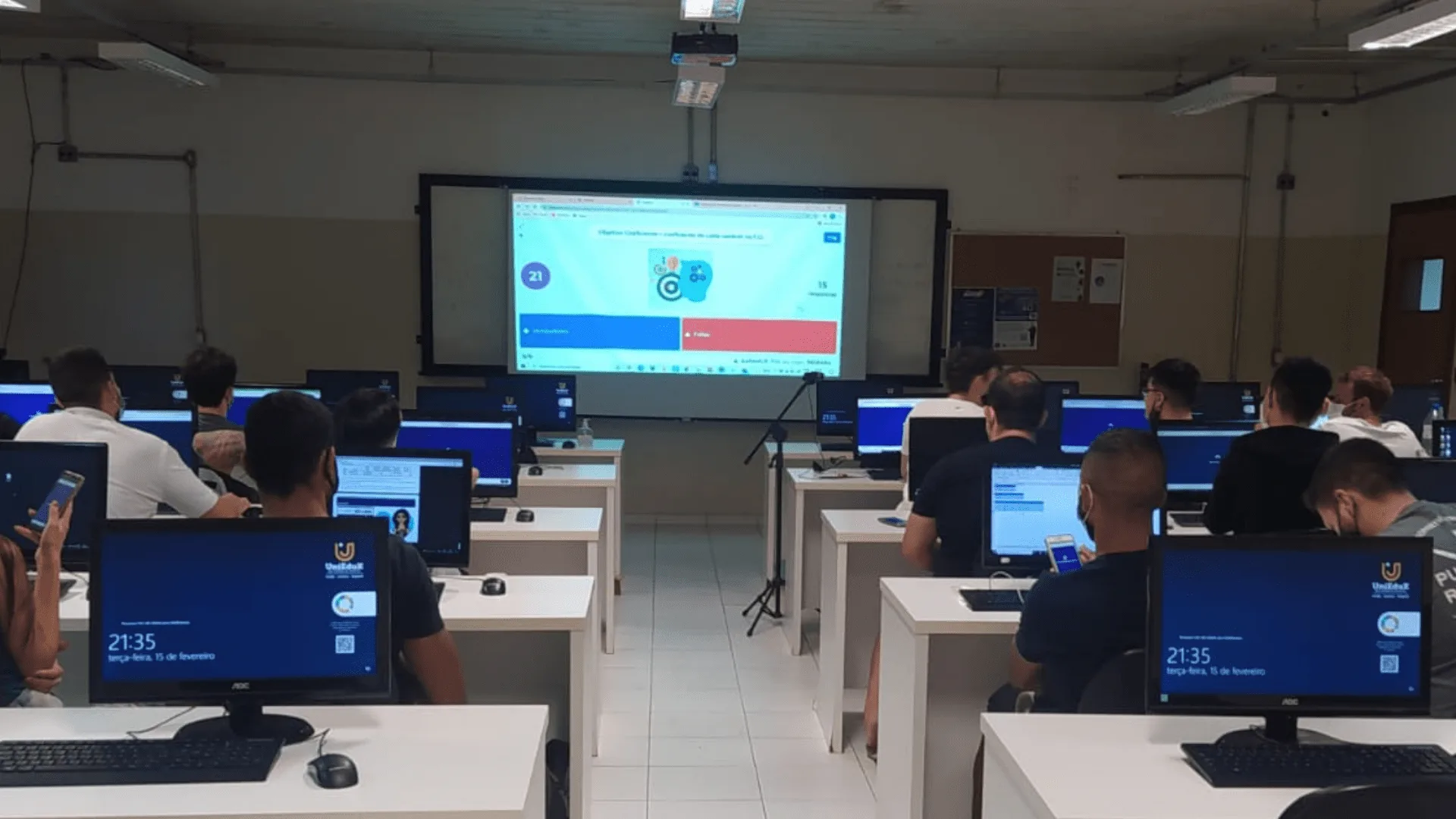 A imagem mostra os alunos do curso de Engenharia de Produção do Grupo UniEduK no laboratório de informática durante a realização da atividade com quiz online.