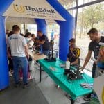 Os participantes que passaram pelo estande da UniFAJ puderam experimentar, na prática, o funcionamento de uma impressora 3D e criar seu próprio modelo tridimensional.
